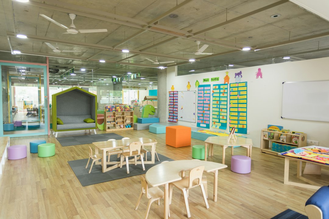 Ambiente educativo con arredi e materiali modulari per l'infanzia