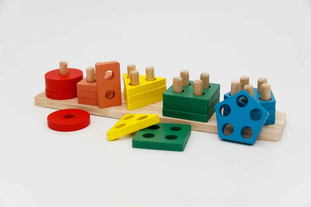Gioco educativo in legno a incastro come esempio di prodotto trasformabile con Fiabe Motorie&reg;