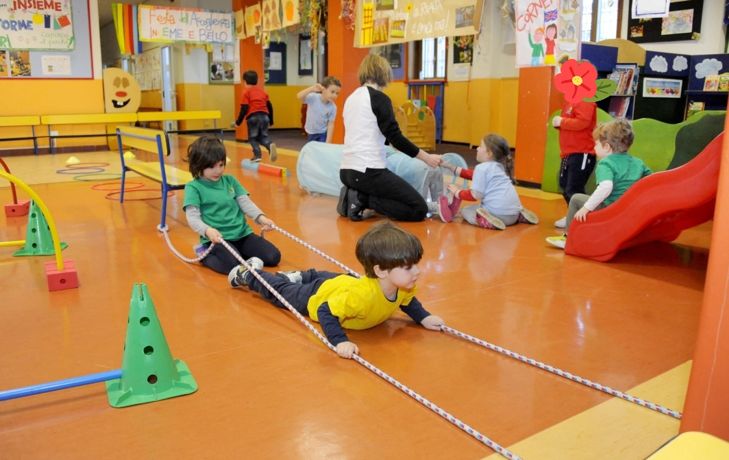 Bambino durante un'attivit&agrave; motoria con corde Fiabe Motorie&reg;