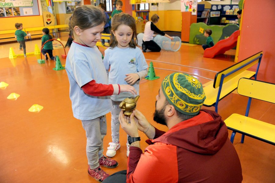 Bambina durante un'attività narrativa ispirata ad Aladdin in Fiabe Motorie®