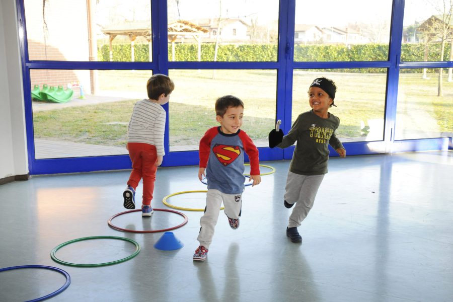 Bambino durante un'attività narrativa e motoria di Fiabe Motorie®