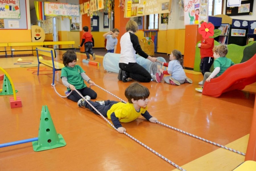 Bambino durante un'attivit&agrave; motoria con le corde di Fiabe Motorie&reg;